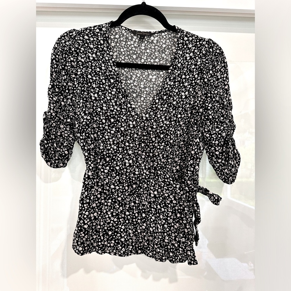 Banana Republic ECOVERO™ WRAP TOP Black Ditsy Floral in Small